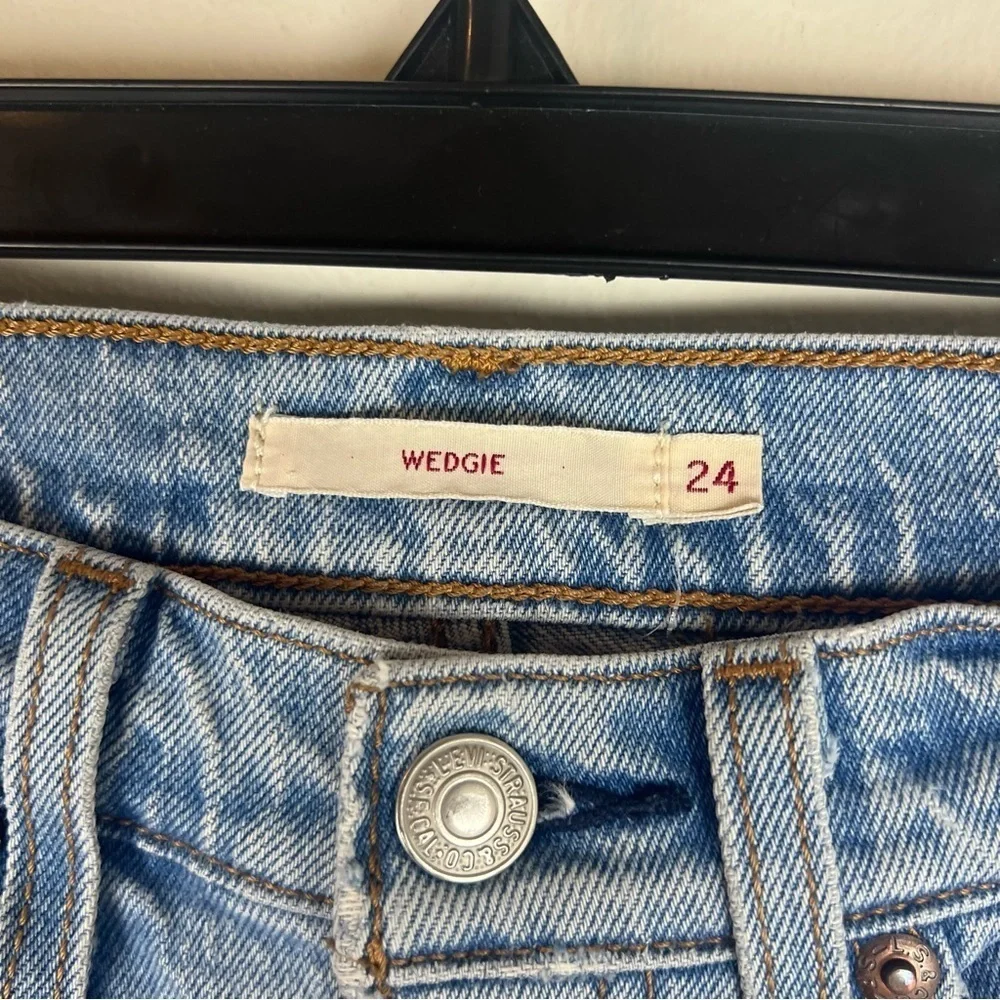 Levi’s Light Wash Wedgie Fit Jeans Size 24